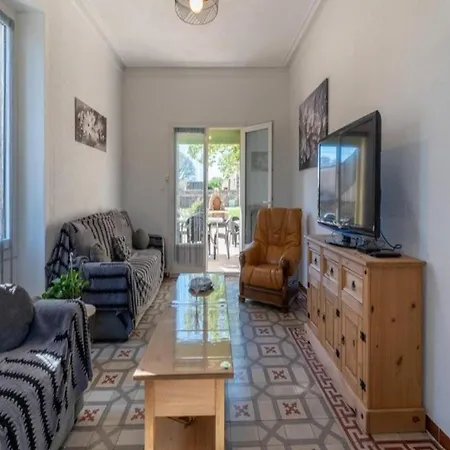 Spacious For 10 Person * Saint-Laurent-la-Vernède